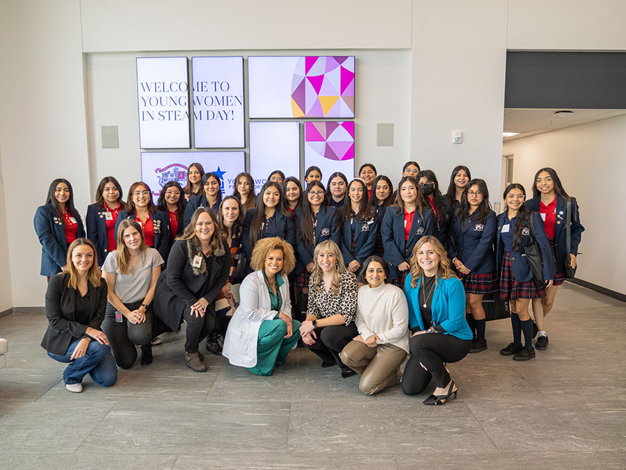 Учениці Школи лідерства молодих жінок Ірми Лерми Рангел беруть участь у Дні STEAM, надихаючи майбутніх лідерок STEAM